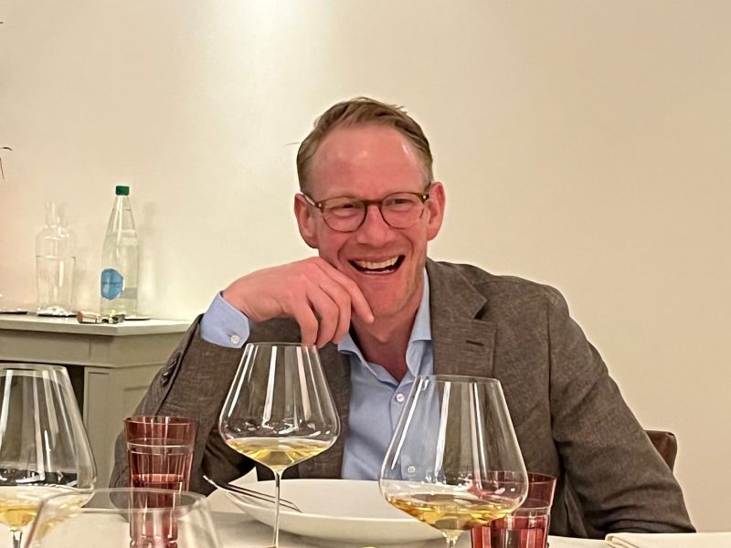 Lukas Osterwalder, der hier entspannte Chefplaner, Architekt und Holzbautechniker der Casa Piz Mundaun